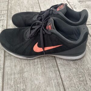 Nike In Season TR6 Black and Coral Sneakers
